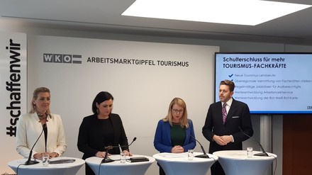 Arbeitsministerin Christine Aschbacher, Tourismusministerin Elisabeth Köstinger, Wirtschaftsministerin Margarete Schramböck und Gastgeber Harald Mahrer