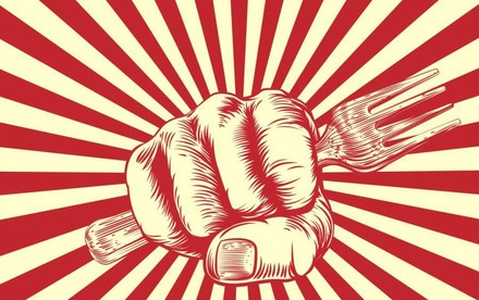 Faust mit Gabel in der Hand rot-weiß-gestreift