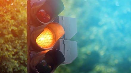 Ampel steht auf Gelb