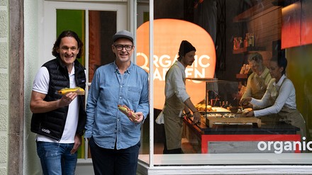 Martin Wild und Holger Stromberg vor ihrem Organic Garden Signature Store