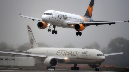 eine Condor Maschine auf einem Flughafen