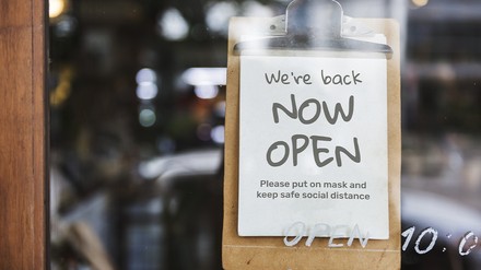 Schild an Cafe-Tür: „Wir sind wieder da!“
