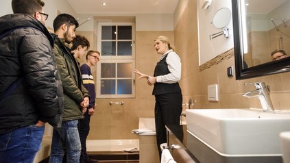 Housekeeping-Dame erklärt Jugendlichen ihren Job