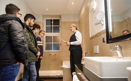 Housekeeping-Dame erklärt Jugendlichen ihren Job