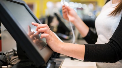 Eine Kellnerin die eine Bestellung eintippt