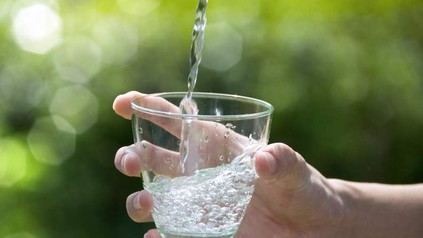 Glas wird mit Wasser gefüllt