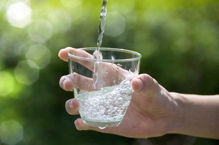 Glas wird mit Wasser gefüllt