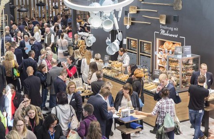 Eine Vielzahl von Besuchern auf der Fachmesse Alles für den Gast