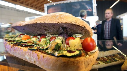 Ein Essensstand auf der Messe Gastro in Rostock