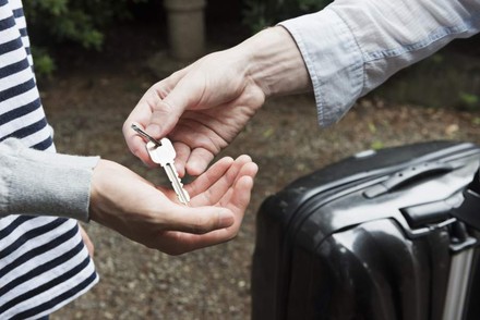 Mann übergibt Schlüssel