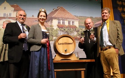 Chefönologe Ernest Großauer, Weinkönigin Julia I; Abt Georg Wilfinger sowie Weinpate Karl Hohenlohe