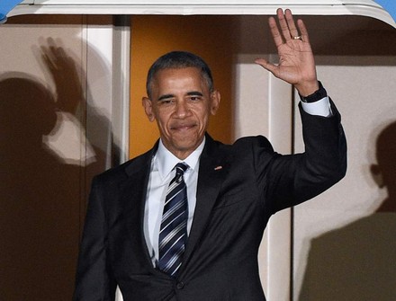 Barack Obama winkt und lächelt