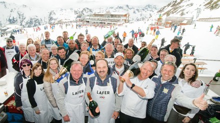 Johann Lafer mit Kollegen bei seiner Küchenparty auf der Idalp