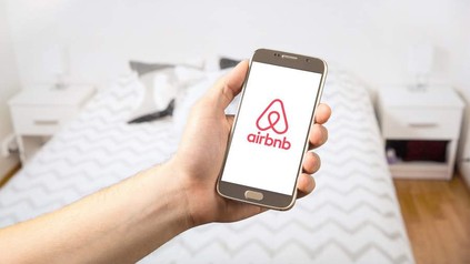 Smartphone mit airbnb Logo