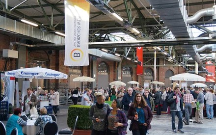 Viele Besucher in den Messehallen der BW Classics Berlin