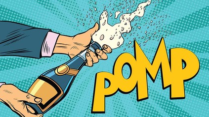 Mann öffnet Champagnerflasche