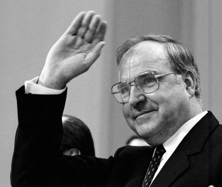 Helmut Kohl winkt