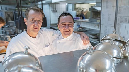 Jürgen Reidt (l), Küchendirektor des Hotel Traube Tonbach,steht zusammen mit Torsten Michel, Küchenchef der Schwarzwaldstube, in einer Küche des Hauses.