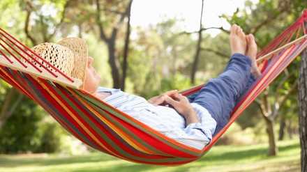 Mann liegt in Hängematte