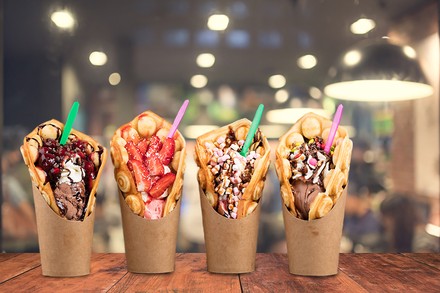 Vier gefülölte Foodwaffeln auf einem Tisch