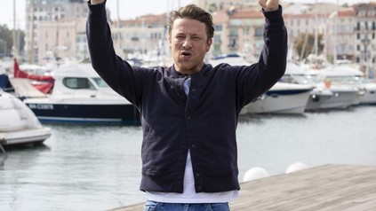 Koch jamie Oliver streckt wütend die Hände nach oben