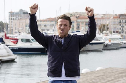 Koch jamie Oliver streckt wütend die Hände nach oben