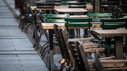 Außengastronomie, leere Tische und Stühle