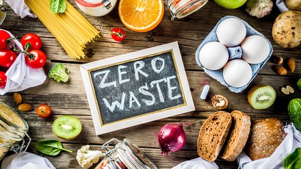 Verschiedene Kochzutaten auf einem Tisch