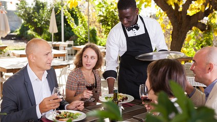 Gruppe Menschen im Biergarten