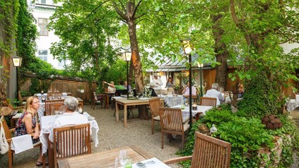 Gäste in Biergarten