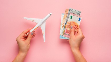 Ein Modellflugzeug und Geldscheine