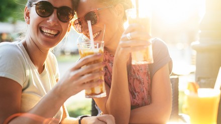 Zwei Frauen trinken einen Kaffee im Café