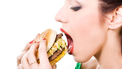 Frau beißt in Burger