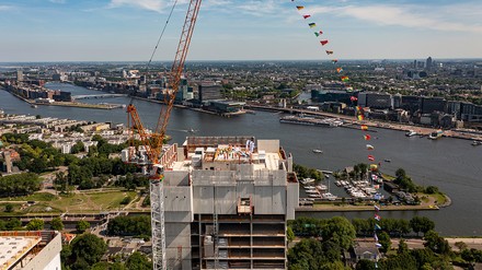 Der 110 Meter hohe Hotelturm für das Vier-Sterne-Haus wird das dritthöchste Gebäude Amsterdams sein. (Foto: © Maritim Hotels/Jacco Verburg)