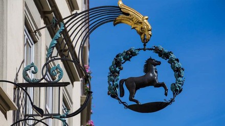 Ein Schild an einem Dorfgasthof