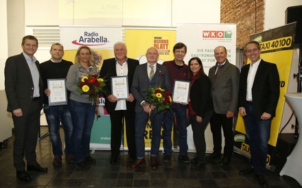 Die Siegerteams der drei Erstplatzierten samt den Veranstaltern der Wahl zum Wiener Lieblingswirt.