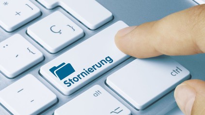 mann drückt Storno-Taste auf einer PC-Tastatur