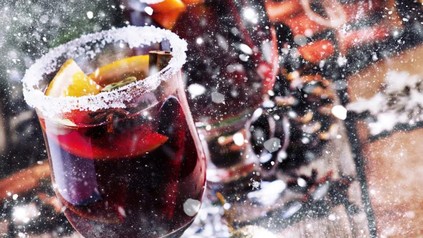 Eine heiße Tasse Glühwein auf einem Tisch