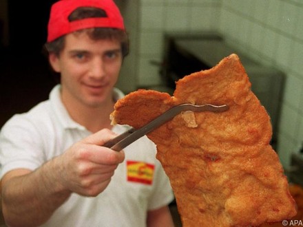 Mann mit Schnitzel in der Hand