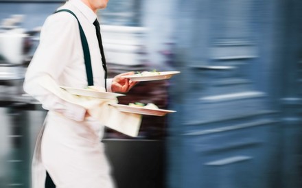 Kellner beim Servieren