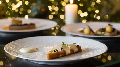 Weihnachtlich dekorierter Restauranttisch mit Tellern