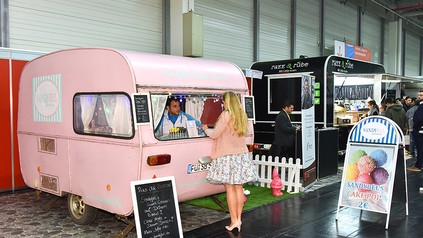 Ein paar Foodtrucker auf einer Messe