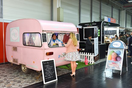 Ein paar Foodtrucker auf einer Messe