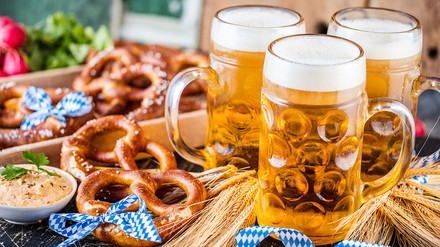 Maßkrüge mit Bier und Brexl