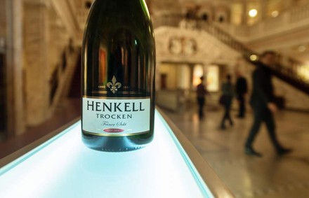 Eine Flasche Henkell Trocken steht auf einem Tresen in einem Hotel