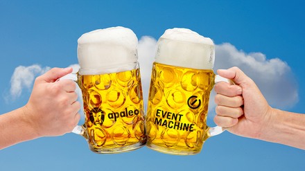 Zwei anstoßende Bierkrüge als Symbol der Partnerschaft