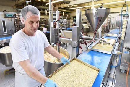 Mann in Großbäckerei
