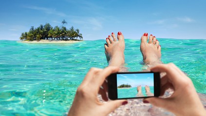 Eine Frau auf einer Luftmatratze auf dem karibischen Meer