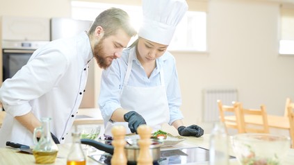 Auszubildende in der Küche