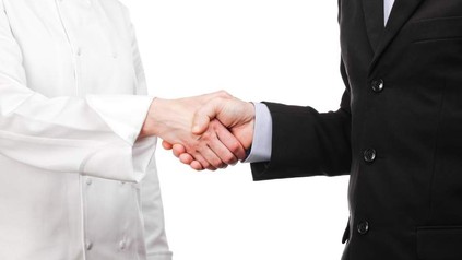 Der Handschlag zwischen Arbeitgeber und Arbeitnehmer